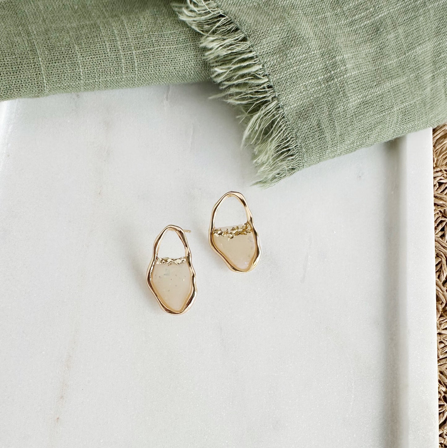 Organic Gold/Opal Post